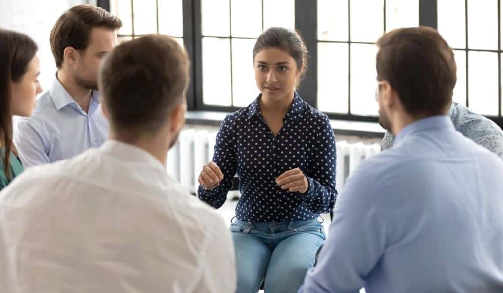 une jeune femme se fait coacher pour apprendre à parler en public avec emoticoach genève