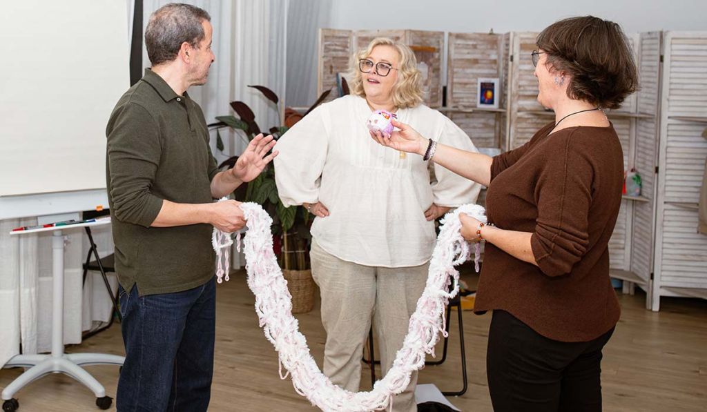 deux personnes établissent un relation à l'aide d'un foulard esprit d'équipe émoticoach