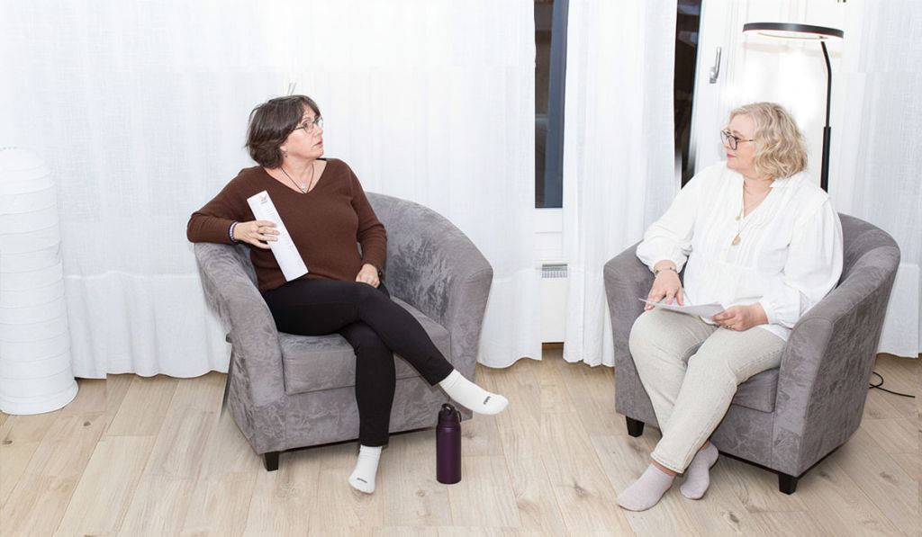 une femme assise dans un fauteuil se fait coacher en sur la prise de parole avec Delphine Combe à Genève