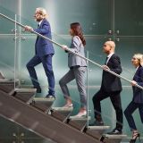 groupe de personne qui montent des escaliers pour marquer leur progression dans leur projet