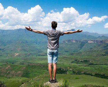 homme au bord d'un gouffre qui a confiance en lui, life caoching avoir confiance en soi