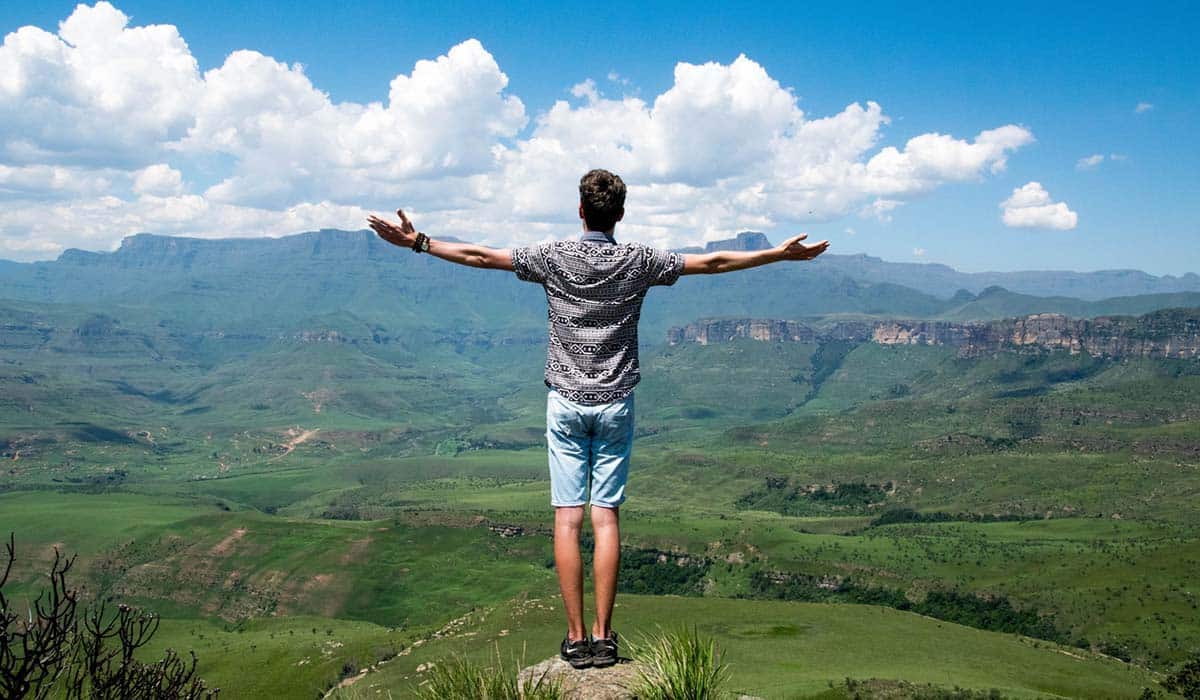 homme au bord d'un gouffre qui a confiance en lui, life caoching avoir confiance en soi