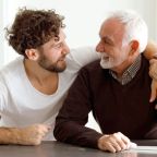 un fils et son père se tienne le cou regard complice ils renouent une relation père-fils