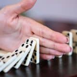 main qui spot des dominos pour se choisir dans ses relations et se dire oui