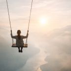 femme qui fait de la balançoire suspendu dans les airs en dessous le vide et de l'eau. Elle exprime son courage est la confiance en soi