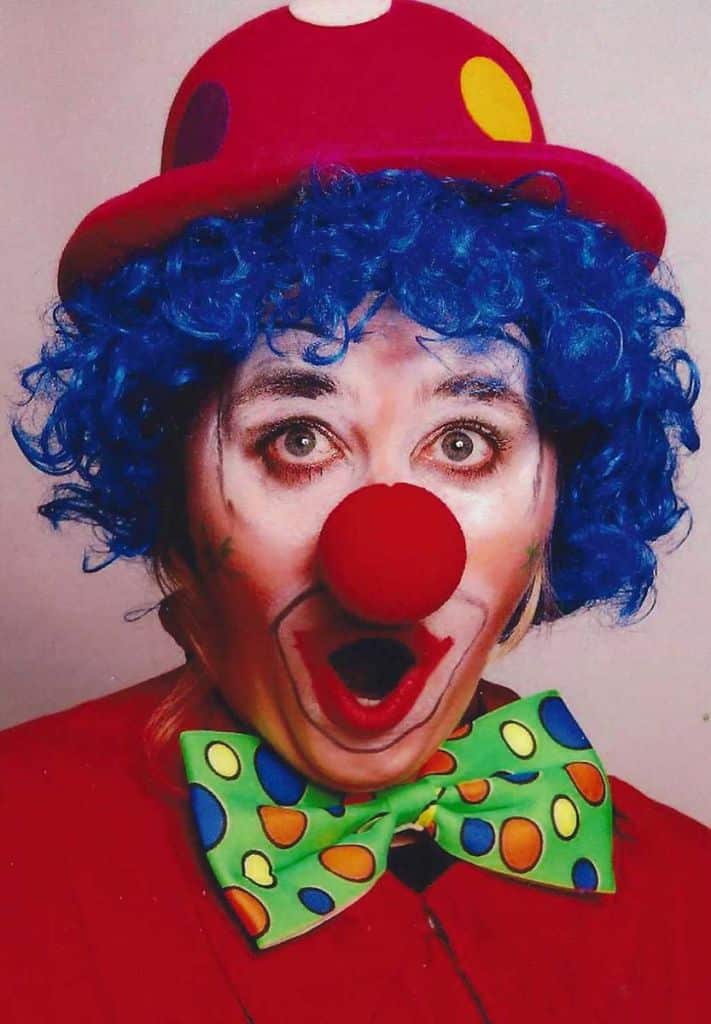 Delphine combe masque de clown pour représenter l'armure