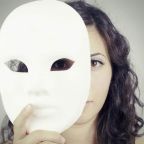 femme qui se cache derrière un masque blanc pour exprimer une autre personnalité