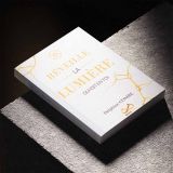 livre réveille lumière qui est en toi posé sur une table