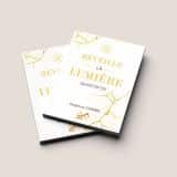 2 livres superposés de Delphine Combe réveille la lumière qui est en toi