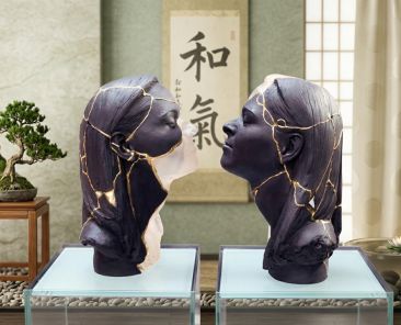 deux tête féminine face à face avec des blessures réparées comme un kintsugi