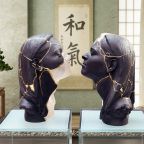 deux tête féminine face à face avec des blessures réparées comme un kintsugi