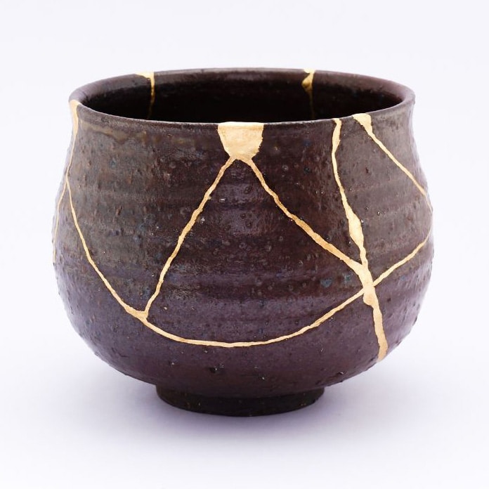 Kintsugi pot noir avec réparation doré